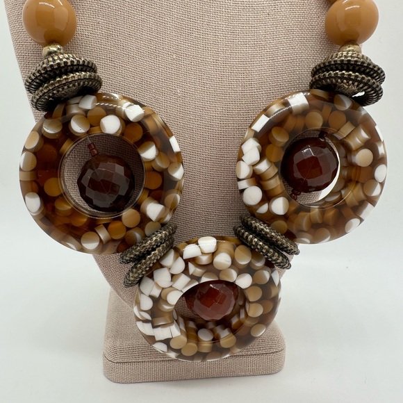 Large statement beaded gold-tone fashion necklace - Picture 3 of 6